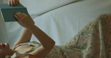 comprensión lectora - mujer leyendo tumbada en la cama