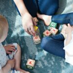 niños jugando con bloques de madera