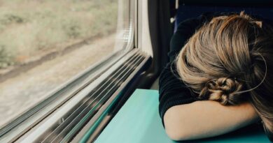 mujer cansada viajando en tren