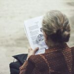 abuela leyendo una carta