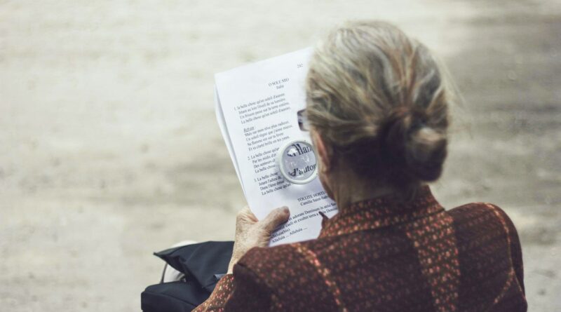 abuela leyendo una carta