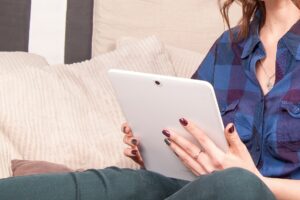 España. Mujer sentada sosteniendo una tablet.