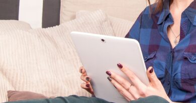 España. Mujer sentada sosteniendo una tablet.