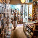 mujer en librería
