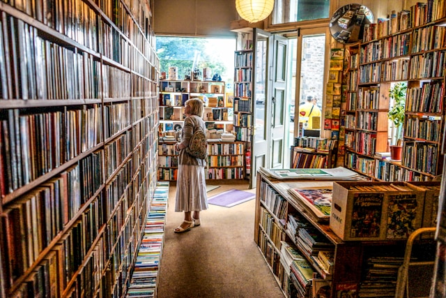 mujer en librería